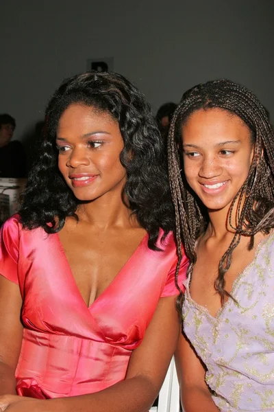 Kimberly Elise and Aja Bleu At Mercedes-Benz 2005 Spring Fashion Week at Smashbox Studios - Day 1, Smashbox Studios, Culver City, CA 10-25-04 — Stock Photo, Image