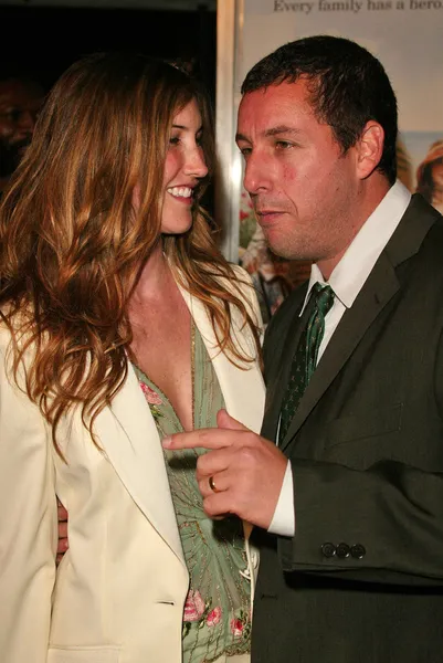 Adam Sandler et sa femme Jackie à la première de Columbia Pictures Spanglish au Mann Village Theater à Westwood, Californie. 12-09-04 — Photo