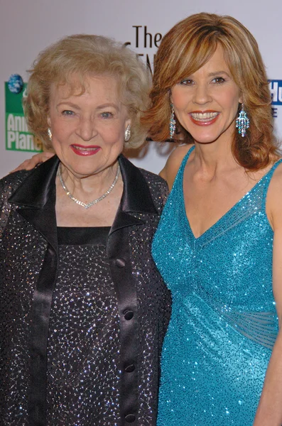 Betty White, Linda Blair — Zdjęcie stockowe