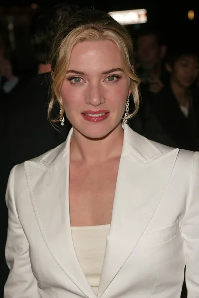 Kate Winslet receives the Sapphire Inspired Award for Outstanding Performance of the Year, Santa Barbara Film Festival, Lobero Theater, Santa Barbara, CA, 02-01-05 — Stock Photo, Image