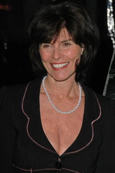 Adrienne barbeau bei der premiere von carnivale, paramount studios, hollywood, ca 01-06-05 — Stockfoto