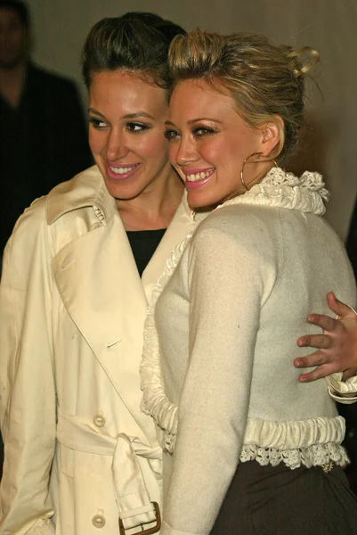 Haylie Duff and Hilary Duff — Stock Photo, Image