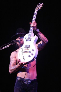 DKNY jeans sunar vanity fair step-up yararına konser