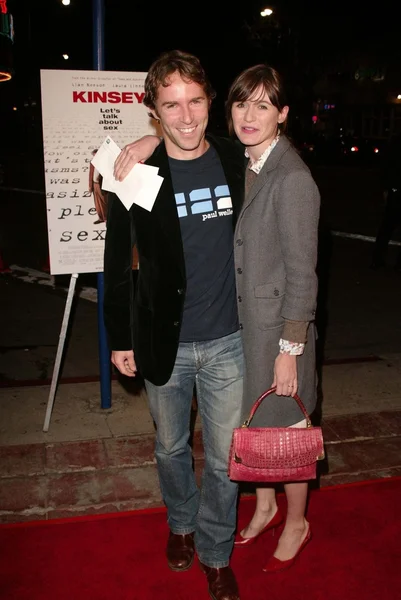 Алессандро Нивола и Эмили Моралес в Лос-Анджелесском театре Кинси, Уэствуд, штат Калифорния — стоковое фото