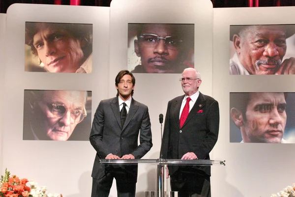 Adrien Brody e Frank Pierson, presidente da Academia nas nomeações anunciadas para o 77th Annual Academy Awards, Academy of Motion Picture Arts and Sciences, Beverly Hills, CA 01-25-05 — Fotografia de Stock