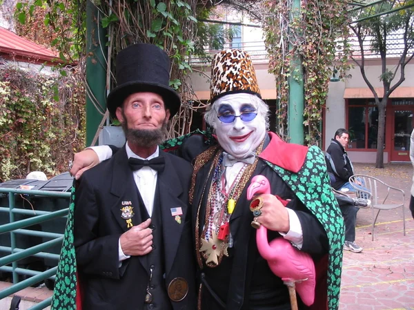 Abe Lincoln és a gróf Smokula a 28 éves Doo Dah Parade, Pasadena, CA 11-21-04 — Stock Fotó