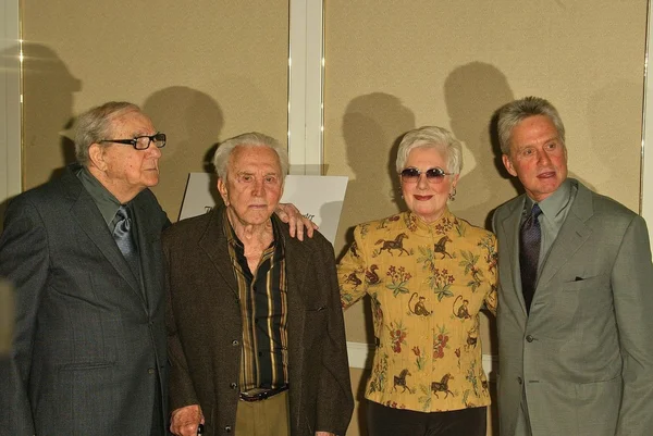Karl Malden, Kirk Douglas, Shirley Jones e Michael Douglas — Foto Stock