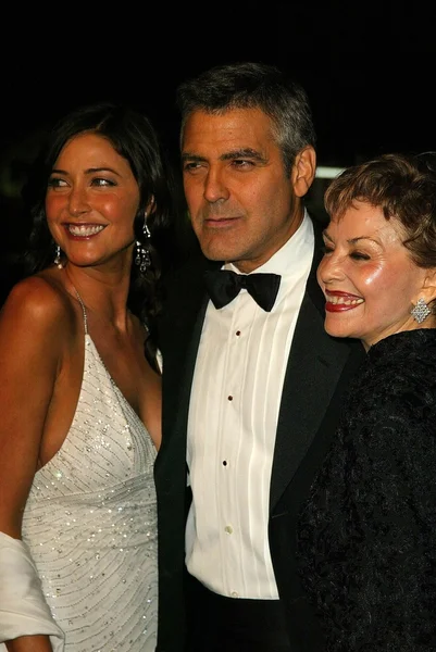 Лиза Сноуден, Джордж Клуни и Нина Уоррен Клуни — стоковое фото