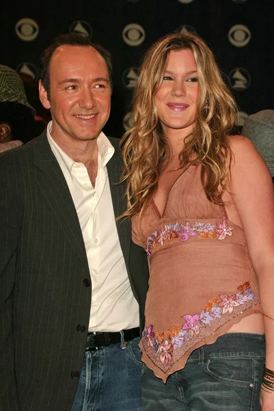 Kevin spacey en joss stone op de de 47e jaarlijkse grammy awards nominaties, de muziekdoos, los angeles, ca 12-07-04 — Stockfoto