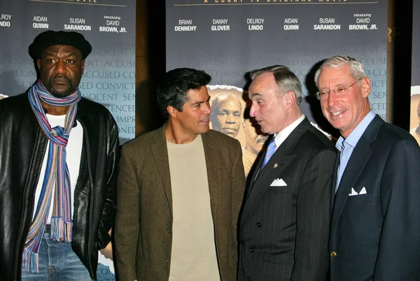 Delroy Lindo, Esai Morales, Police Chief William Bratton and Henry Schleiff — Stock Photo, Image