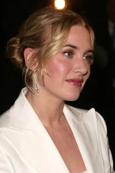 Kate Winslet receives the Sapphire Inspired Award for Outstanding Performance of the Year, Santa Barbara Film Festival, Lobero Theater, Santa Barbara, CA, 02-01-05 — Stock Photo, Image