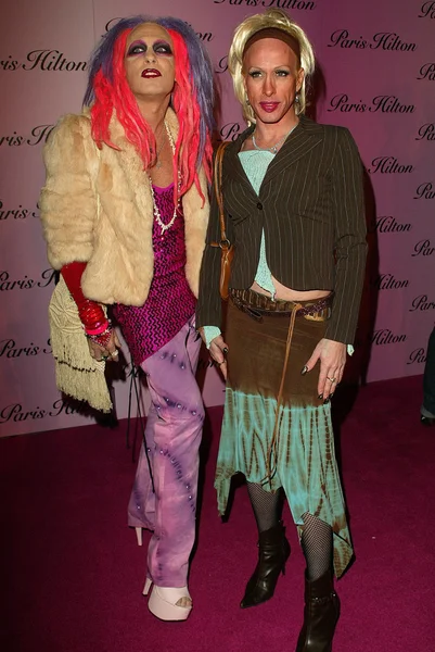 Alexis Arquette and friend at the Paris Hilton Fragrance Launch Party at 5900 Wilshire Blvd. Los Angeles, CA. 12-03-04 — Stock Photo, Image