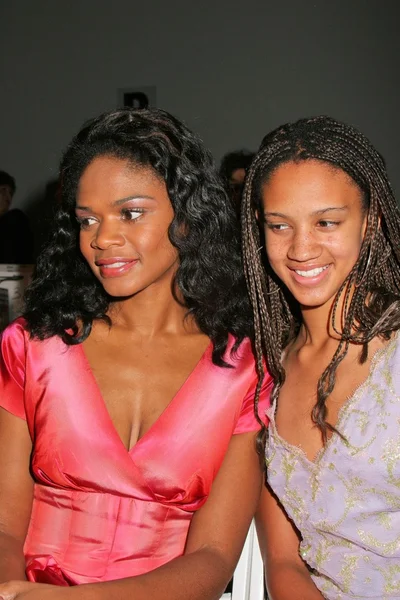 Kimberly Elise and Aja Bleu At Mercedes-Benz 2005 Spring Fashion Week at Smashbox Studios - Day 1, Smashbox Studios, Culver City, CA 10-25-04 — Stock Photo, Image