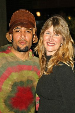 pollo recién nacido en las manos de mujer aislada