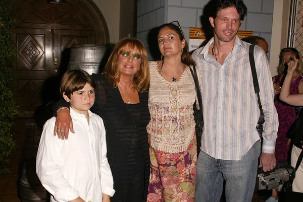 Penny Marshall with children and grandson — Stock Photo, Image