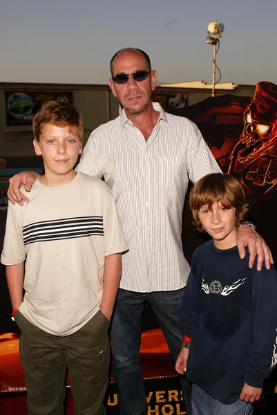 Miguel Ferrer and sons — Stock Photo, Image