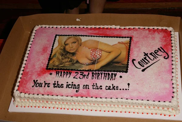Courtney Peldon születésnapi torta — Stock Fotó