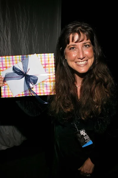 Тусовщиків на день народження сюрприз для Сінді Марголіс — стокове фото