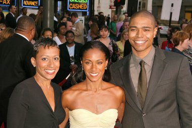 Jada pinkett smith annesi ve kardeşi ile birlikte