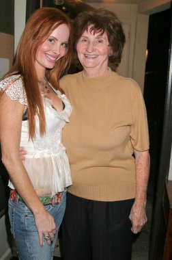 Phoebe fiyat ve annem flora fiyatı