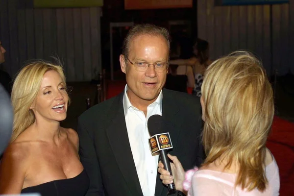 Camille and Kelsey Grammer being interviewed by Jann Carl — Stock Photo, Image