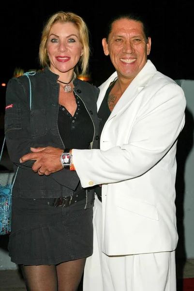 Danny Trejo y su esposa Debbie — Foto de Stock