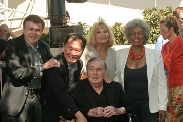 Walter koenig, george takei, james doohan, grace lee whitney en nichelle nichols — Stockfoto