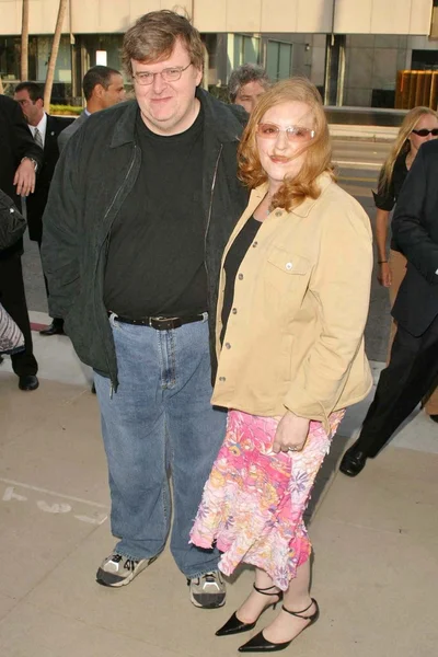 Michael Moore y su esposa Kathleen — Foto de Stock