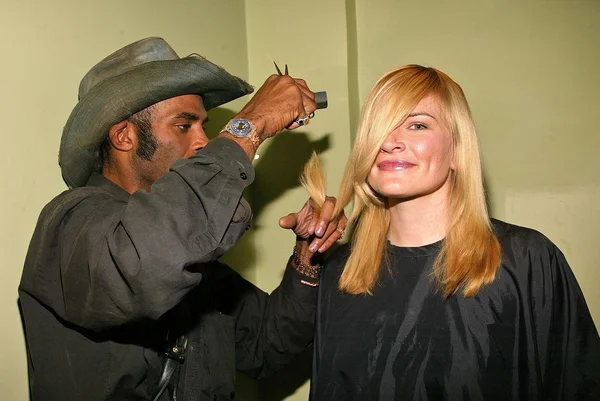 Kym Jackson gets her hair cut by the "Hair Cowboy" — Stock Photo, Image