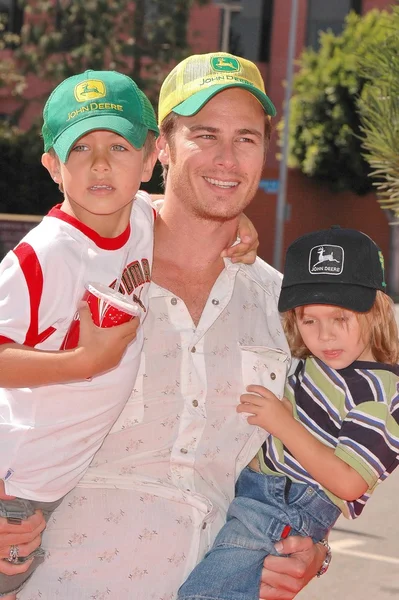 Liam Waite y sus hijos Tristán y Ashton — Foto de Stock