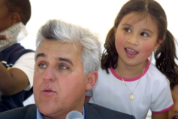 Jay Leno reads his book to children — Stock Photo, Image