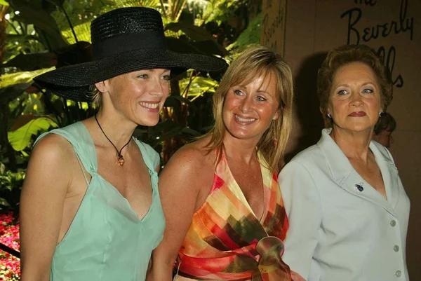 Шэрон Стоун, сестра Келли Стоун и мама Дороти Стоун — стоковое фото
