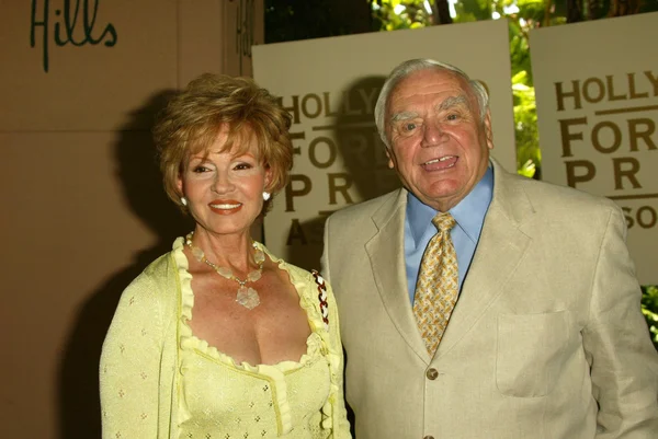 Ernest Borgnine e la moglie Tovah — Foto Stock