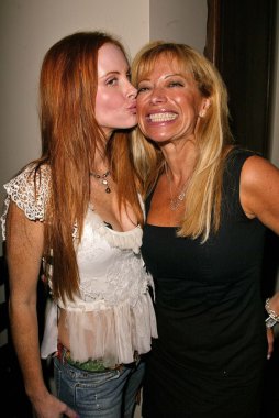 Phoebe fiyat ve gloria kisel