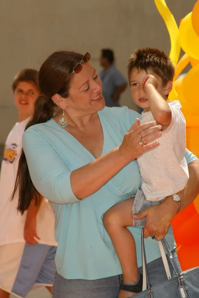 Camryn Manheim e o filho Milo — Fotografia de Stock