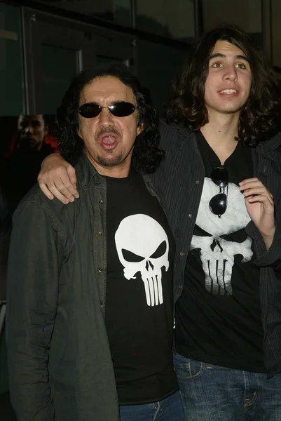 Gene simmons en zoon nicholas — Stockfoto