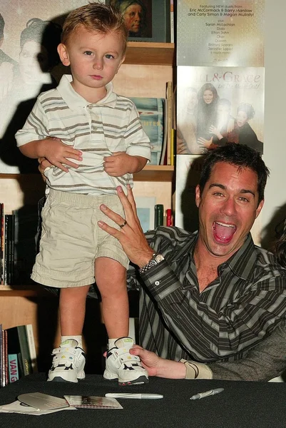 Eric McCormack and a young fan — Stock Photo, Image