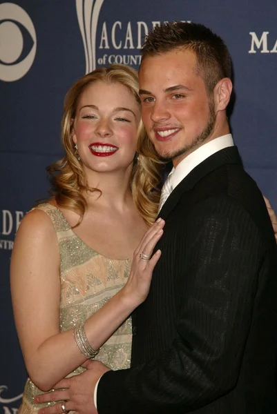 LeAnn rimes och man dean sheremet — Stockfoto