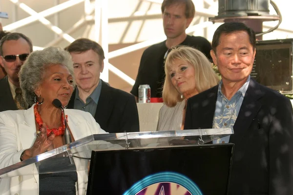 Nichelle nichols, walter koenig, gracelee whitney a george takei — Stock fotografie