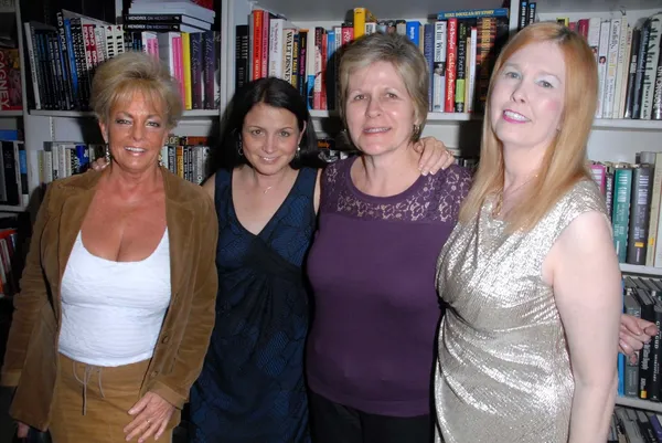 Rhonda Jo Petty, Laurie Holmes, Jill C. Nelson, Serena — Stock Photo, Image