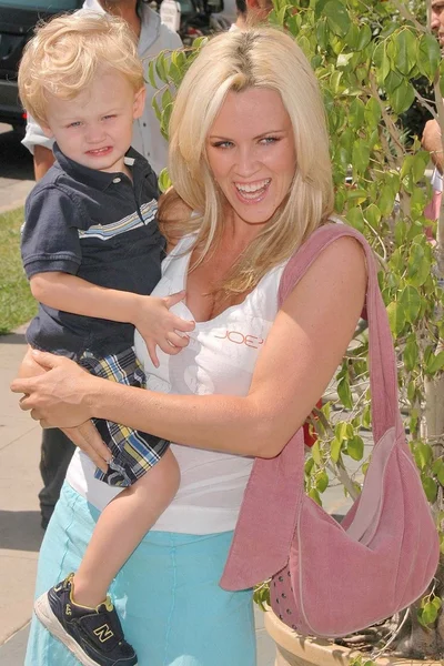 Jenny McCarthy e o filho Evan — Fotografia de Stock