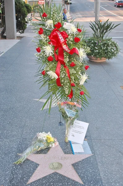 Sebuah karangan bunga dan penghargaan penggemar untuk aktris Janet Leigh di Hollywood Walk of Fame Star di Vine Street — Stok Foto