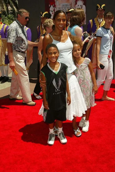 Holly Robinson Peete and children — Stock Photo, Image