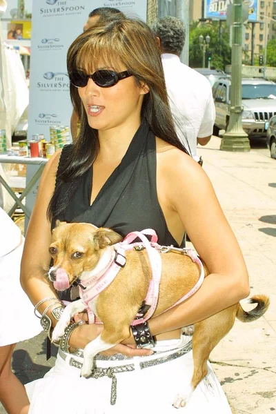 Kelly Hu e seu cão Mu Shu — Fotografia de Stock