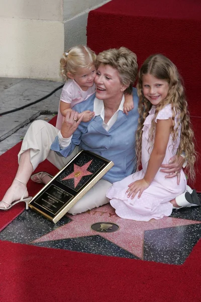 Patty Duke y sus nietas Elizabeth y Alexandra — Foto de Stock