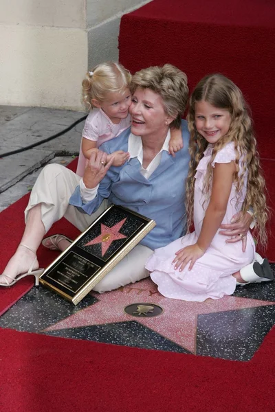 Patty duke och barnbarn Elisabet och alexandra — Stockfoto