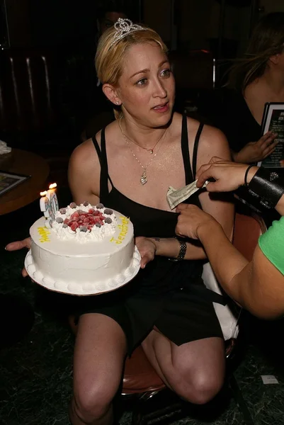 詹尼弗 · 相思，她的生日蛋糕 — 图库照片