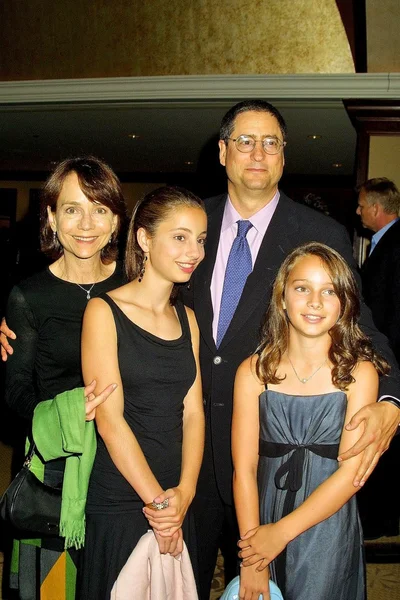 Jessica Harper and Tom Rothman with their daughters — Stock Photo, Image