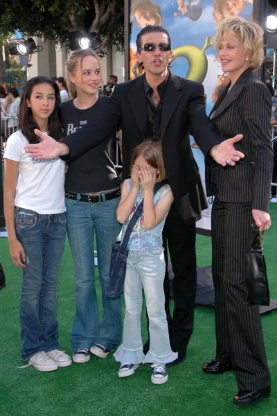 Antonio Banderas, Melanie Griffith e la famiglia — Foto Stock