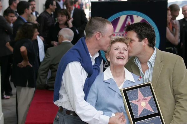 Patty Duke e os filhos MacKenzie Astin e Sean Astin — Fotografia de Stock